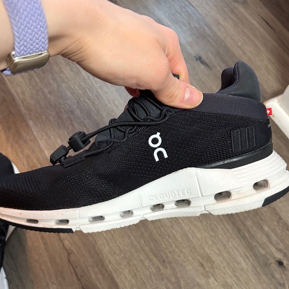 On Running women’s  Athletic Sneakers in Black and White (Wide size 8) - Picture 5 of 6